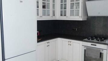 Vila | Dapur kecil pribadi | Lemari es besar, oven, kompor, dan mesin pencuci piring