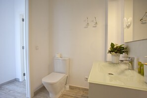 Dusj, hårføner og håndklær