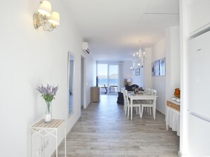 Una cocina luminosa y amplia con comedor, vistas al mar y un diseño de interiores moderno.
