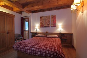 3 chambres, coffres-forts dans les chambres, fer et planche à repasser