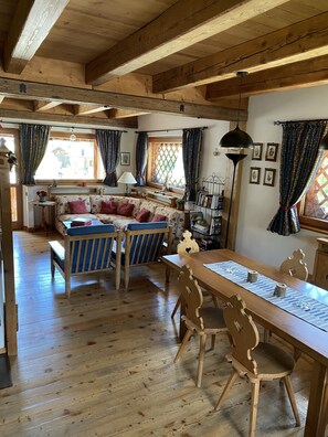 Smart-tv, een dvd-speler, boeken en een stereo