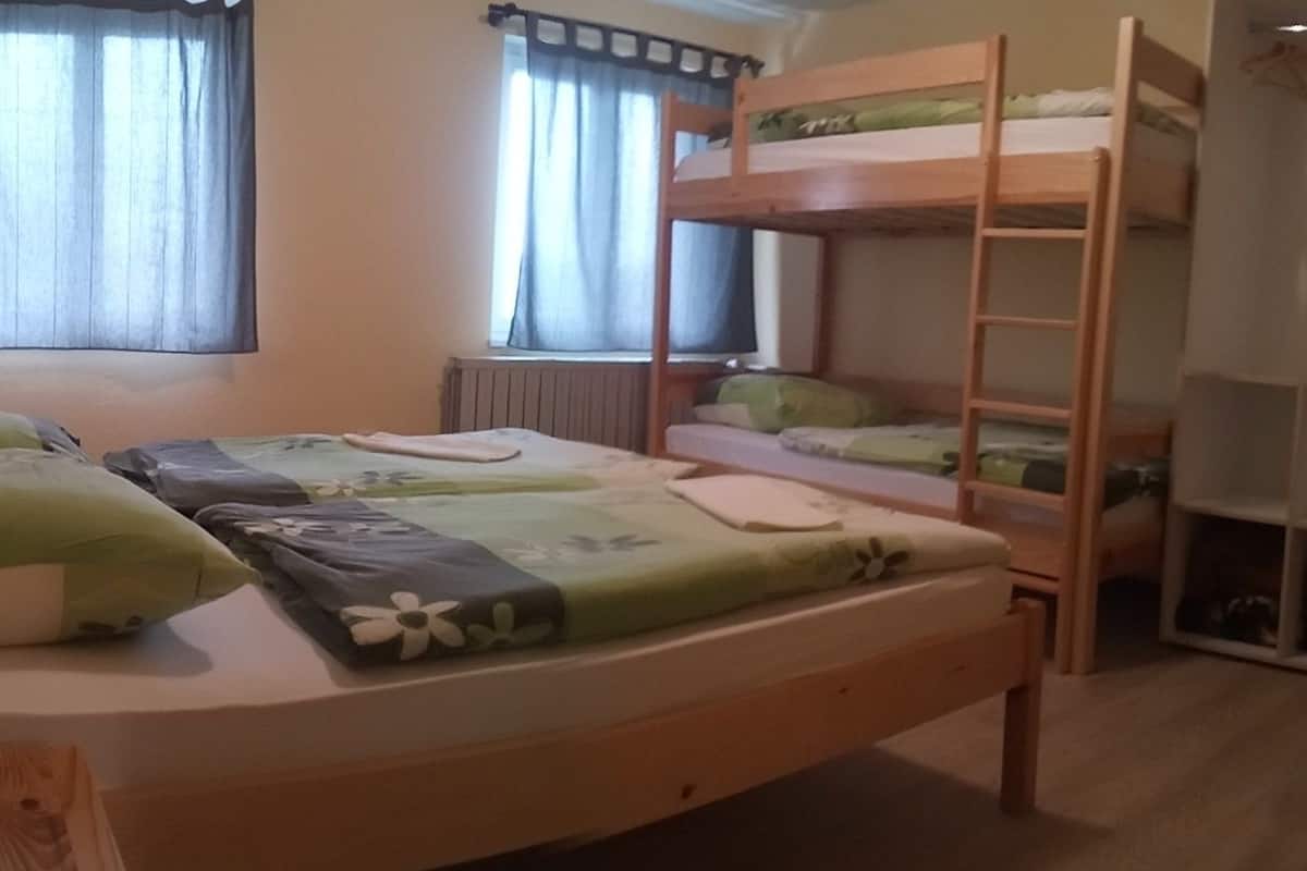 Vierpersoonskamer | Een strijkplank/strijkijzer, gratis wifi, beddengoed