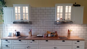 Peti sejuk/penyejuk beku saiz penuh, ketuhar gelombang mikro, dapur 