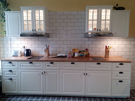 Refrigerador con freezer, microondas, placa de cocina