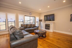 TV, fireplace - Luxury Condo Downtown Boston Sleeps 10 3 Full Bath (Boston)