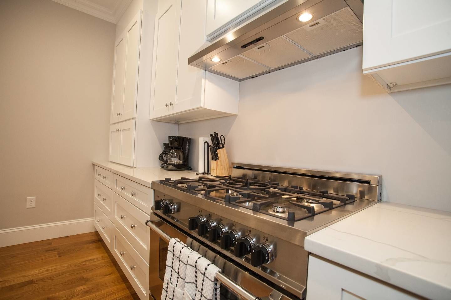 Microwave, stovetop, dishwasher, cookware/dishes/utensils