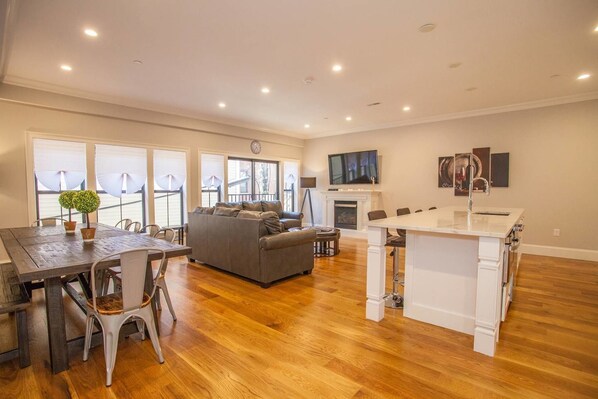 TV, fireplace - Luxury Condo Downtown Boston Sleeps 10 3 Full Bath (Boston)