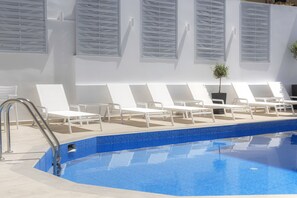 Piscine extérieure (ouverte en saison), chaises longues