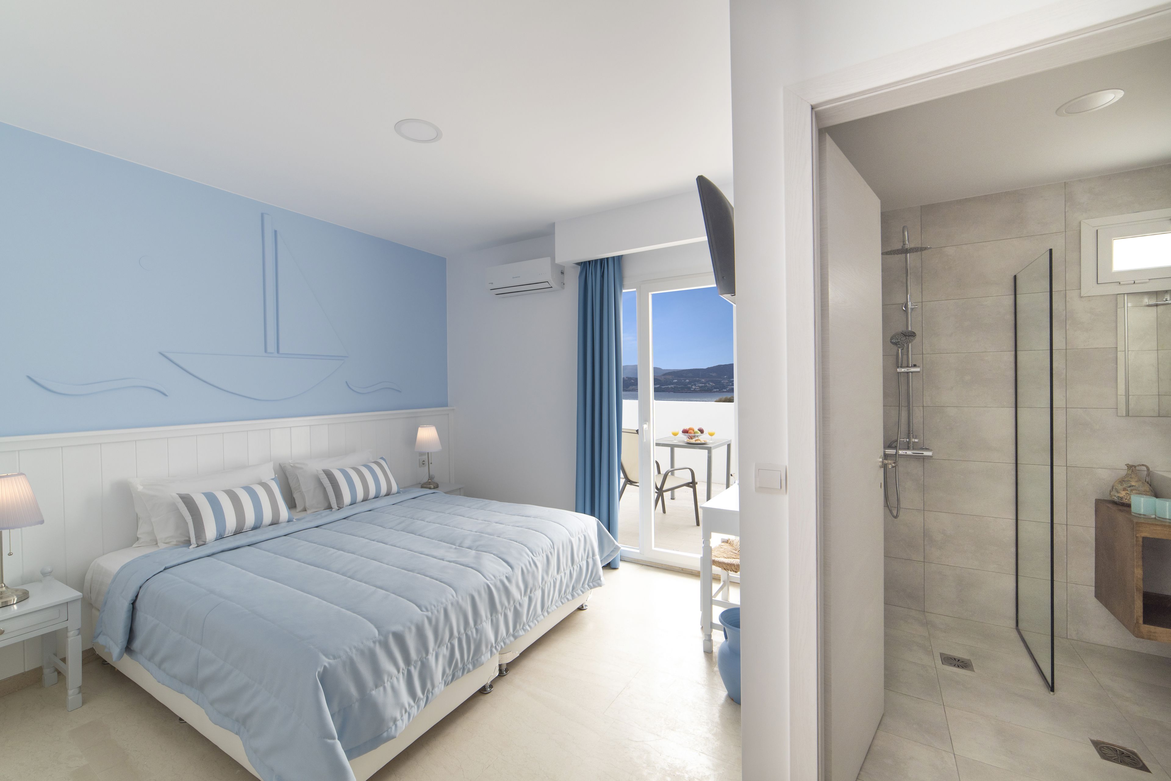 Superior Room Outdoor Jacuzzi Town View | 高級寝具、セーフティボックス (室内)、デスク、遮光カーテン