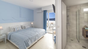 Superior Room Outdoor Jacuzzi Town View | เครื่องนอนระดับพรีเมียม, ตู้นิรภัยในห้องพัก, โต๊ะทำงาน, ผ้าม่านกันแสง