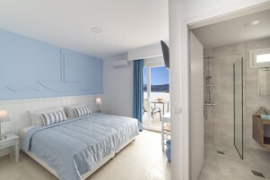 Ropa de cama de alta calidad y caja de seguridad en la habitación 