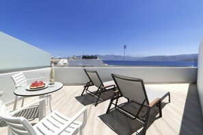 Deluxe Double Room, Outdoor Jacuzzi Sea View | Roupas de cama premium, cofres nos quartos, escrivaninha
