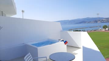 Deluxe Double Room, Outdoor Jacuzzi Sea View | Bain à remous privé
