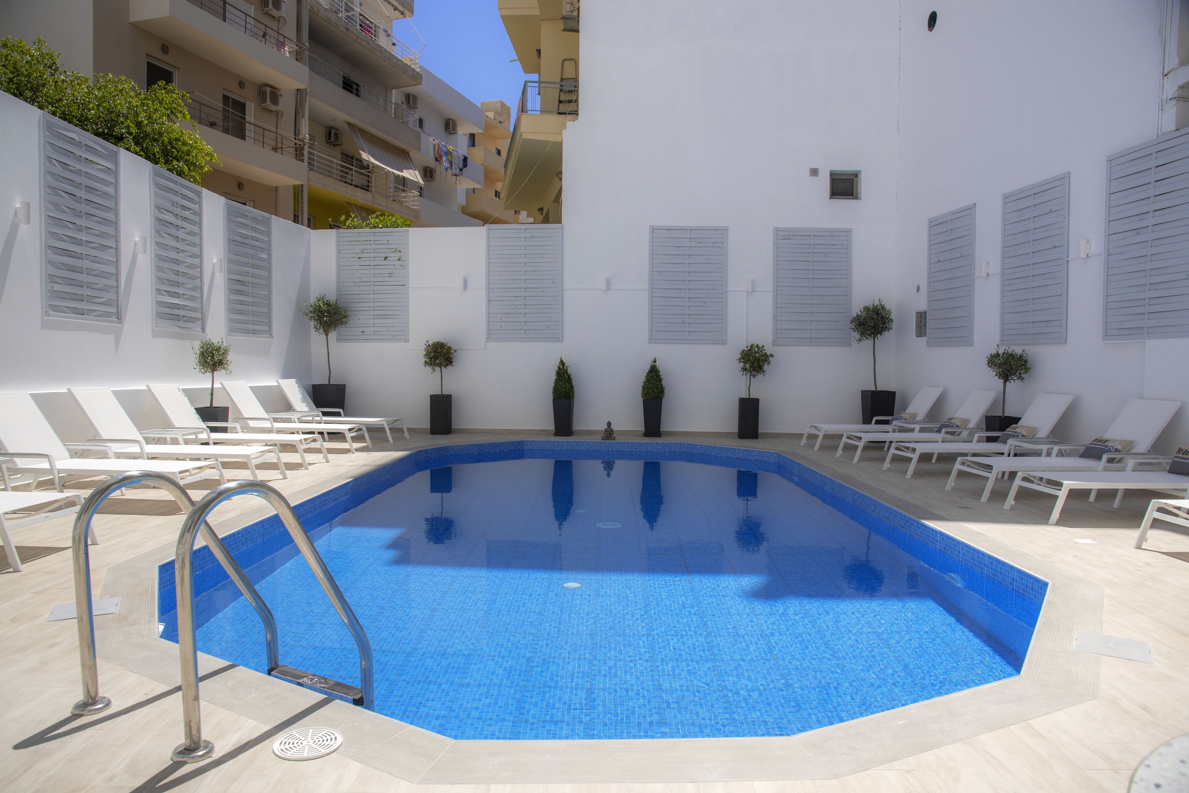 Seasonal outdoor pool, open 7:00 AM to 9:00 PM, pool loungers
