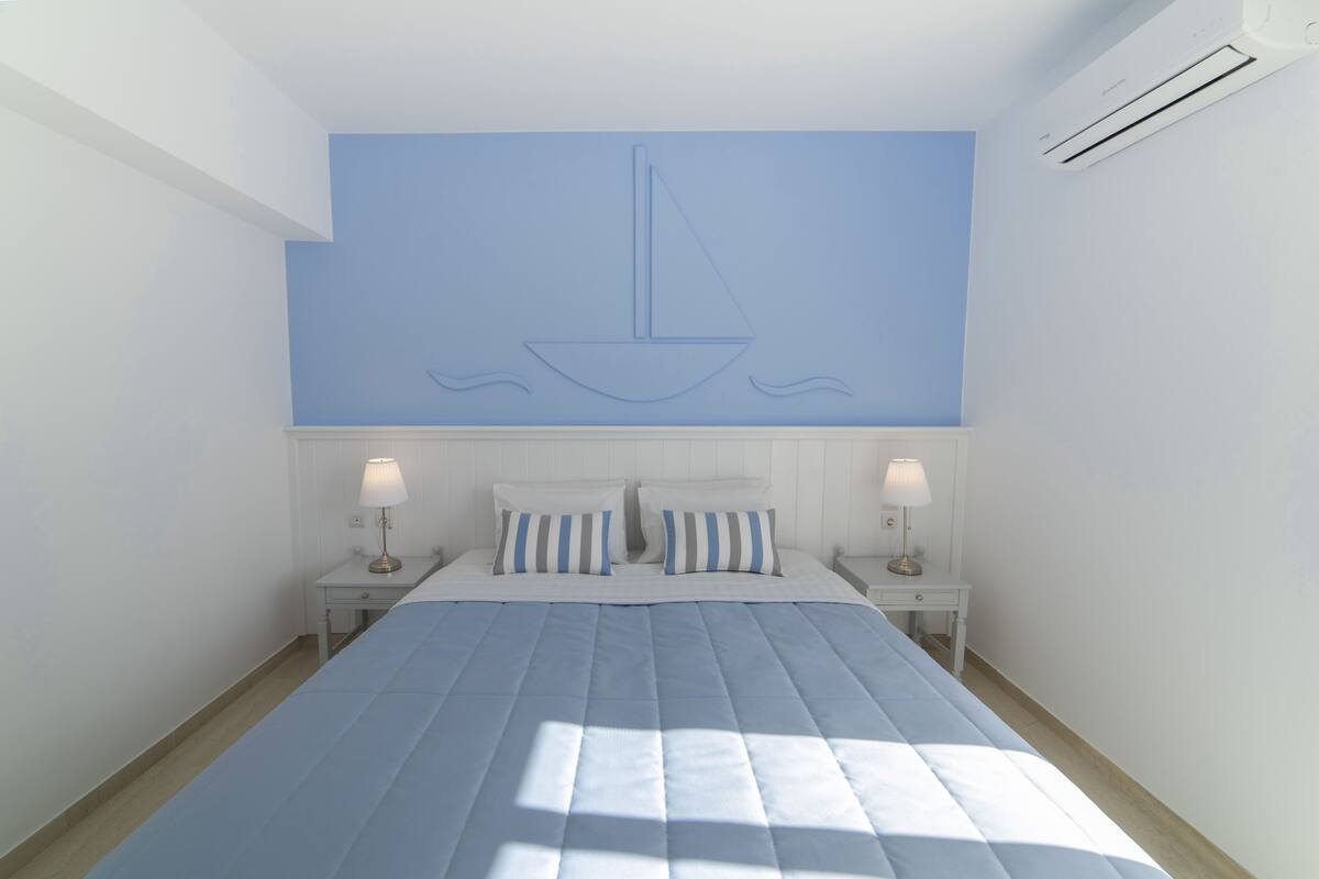 Ropa de cama de alta calidad, caja fuerte, escritorio y cortinas opacas