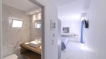 Deluxe Double Room, Outdoor Jacuzzi Sea View | 高档床上用品、客房内保险箱、办公桌、遮光窗帘