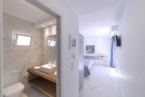 Deluxe Double Room, Outdoor Jacuzzi Sea View | Luxe beddengoed, een kluis op de kamer, een bureau