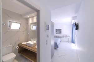 Deluxe Double Room, Outdoor Jacuzzi Sea View | Ropa de cama de alta calidad, caja fuerte, escritorio y cortinas opacas
