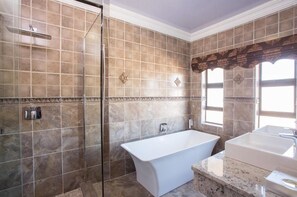 Baignoire relaxante profonde, douche à « effet pluie »
