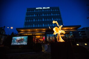 Front of property โ evening/night - Hotel Belair (Wallisellen)