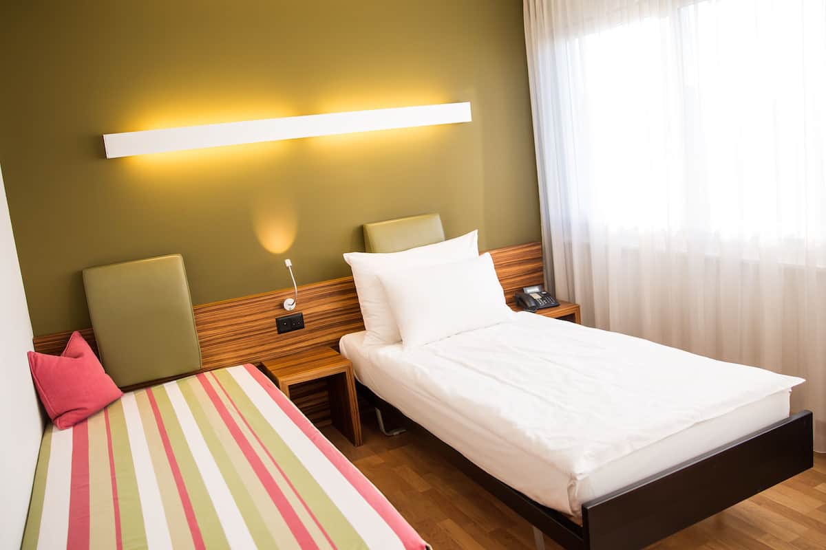 Klassieke Twin kamer, 2 eenpersoonsbedden, niet-roken | Hypoallergeen beddengoed, donzen dekbedden, een minibar