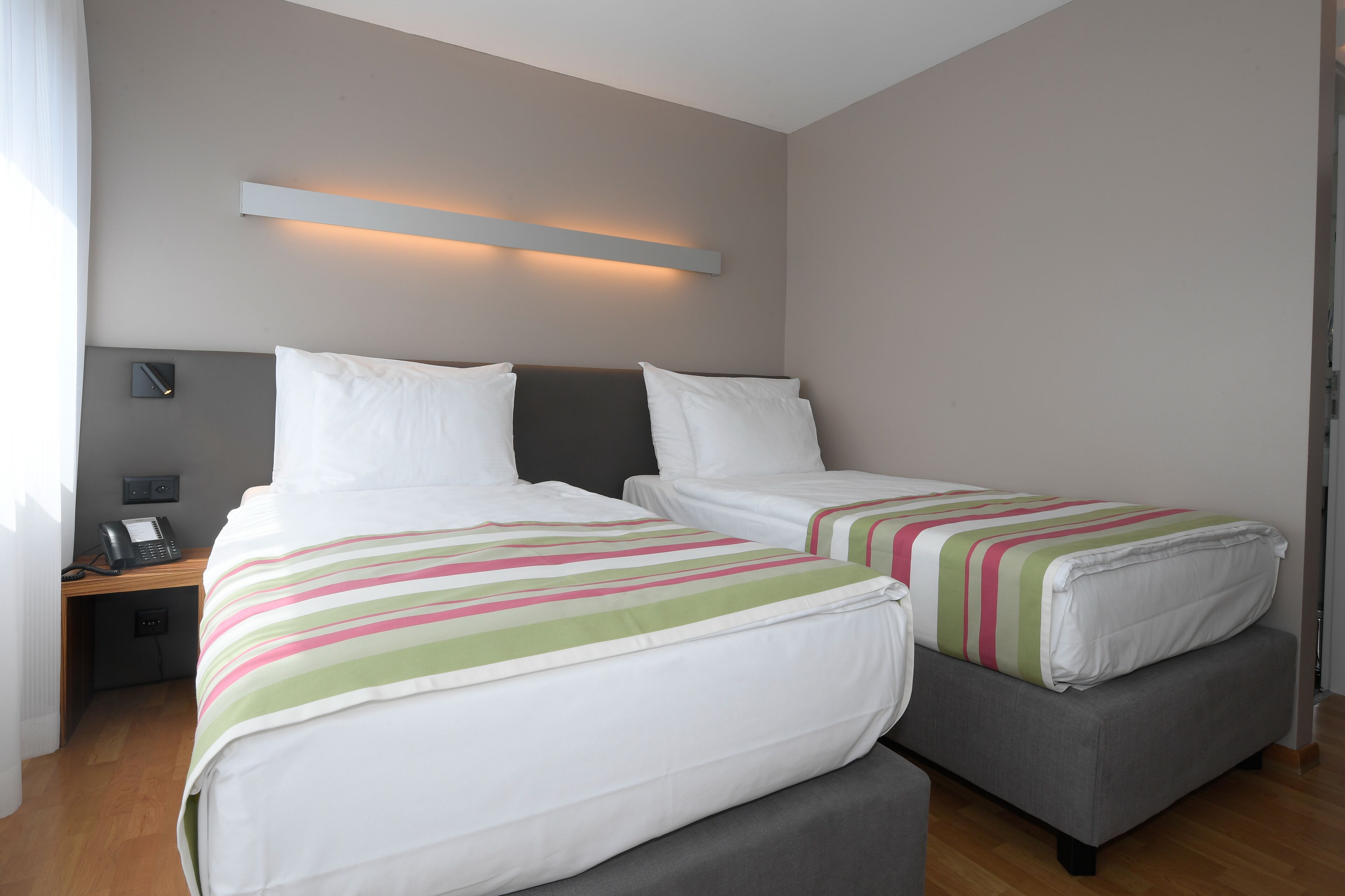 classic twin room, 2 single beds, non smoking | 1 bedroom, hypo-allergenic bedding, down duvets, minibar