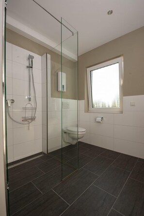 Double Room, Terrace | Bathroom | Shower, hair dryer, towels - Weingut Rieth - Gästehaus Vinaria (Kinheim)