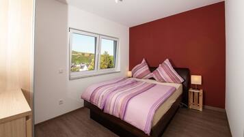 Doppelzimmer, Terrasse | VerdunkelungsvorhÀnge, kostenloses WLAN, BettwÀsche