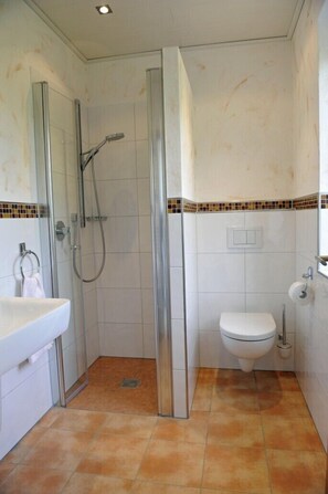 Chambre Double | Salle de bain | Douche, sèche-cheveux, serviettes fournies