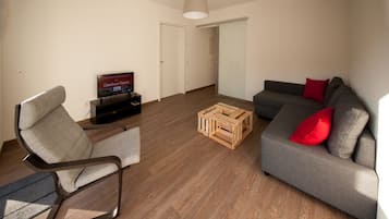 Doppelzimmer, Terrasse | Wohnbereich | Flachbildfernseher