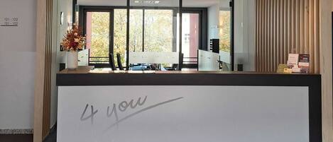 Una recepción con un letrero grande que dice "4 you" en el centro.