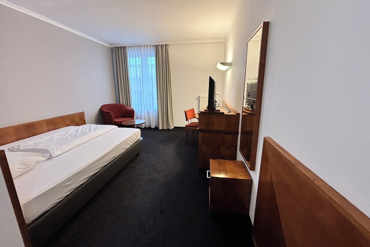 Enkeltrom – comfort | Skrivebord, blendingsgardiner, lydisolert og strykejern/-brett
