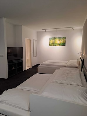 Comfort Triple Room | Individually furnished, desk, blackout curtains, soundproofing - Hotel4you (Dorfen)
