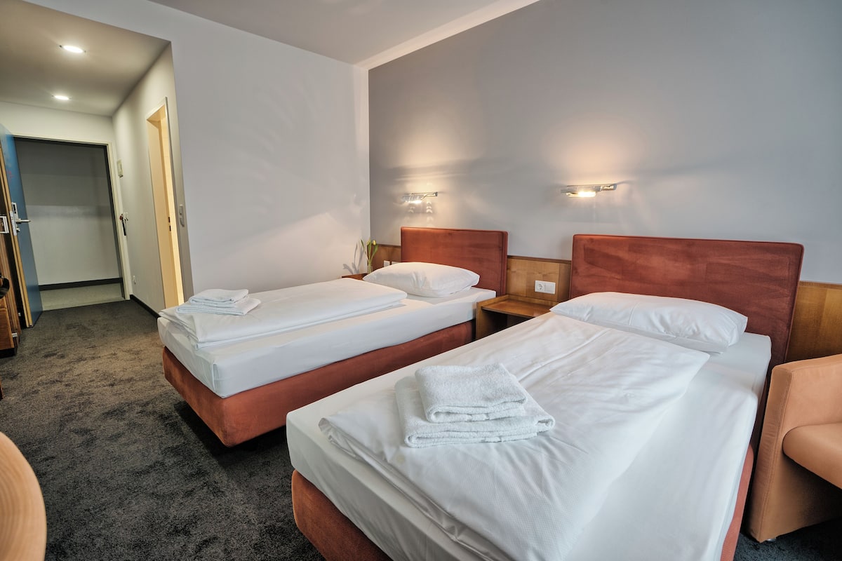 Dobbelt- eller tomannsrom – comfort | Skrivebord, blendingsgardiner, lydisolert og strykejern/-brett