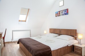 Superior Apartment, Multiple Beds | Soundproofing, free cribs/infant beds, rollaway beds, free WiFi - HB Brilliant (Brasov)
