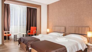 Habitación estándar con 2 camas individuales, vistas a la ciudad | Sistema de insonorización, cunas gratuitas, camas supletorias