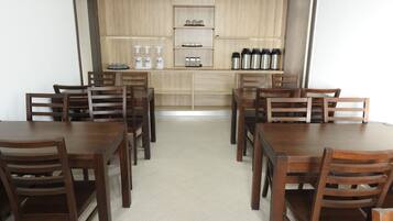 Se ofrece un desayuno bufé (35 RON por persona)