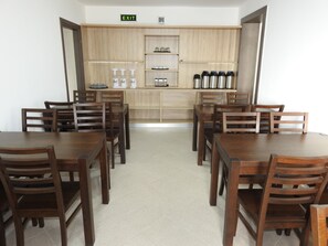 Petit déjeuner buffet (35 RON par personne)
