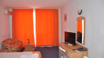 Zweibettzimmer, Balkon | Minibar, Zimmersafe, Schreibtisch, schallisolierte Zimmer