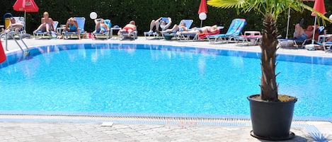 En säsongsöppen utomhuspool