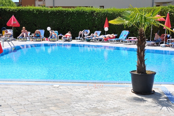 Una piscina al aire libre de temporada