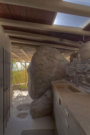 Villa, 4 habitaciones | Baño | Amenidades de baño gratuitas, secadora de cabello, toallas