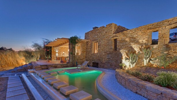 Outdoor pool, pool loungers - Villa Shay by The Pearls Collection (Mykonos)