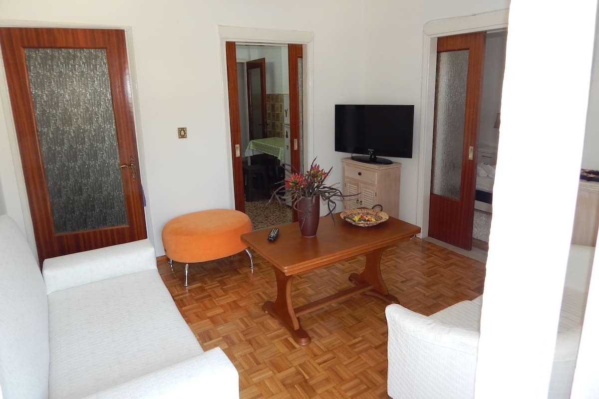 Standard Room, Multiple Beds, Non Smoking | Living area