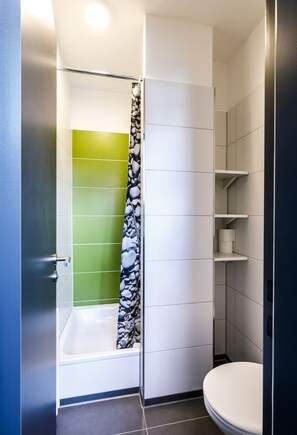 Shower, hair dryer - Djh Jugendherberge Burghausen (Burghausen)