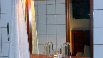 Shower, rainfall showerhead, free toiletries, hair dryer