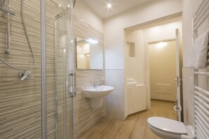 Shower, designer toiletries, hair dryer, bidet - Regis Condo (Siena)
