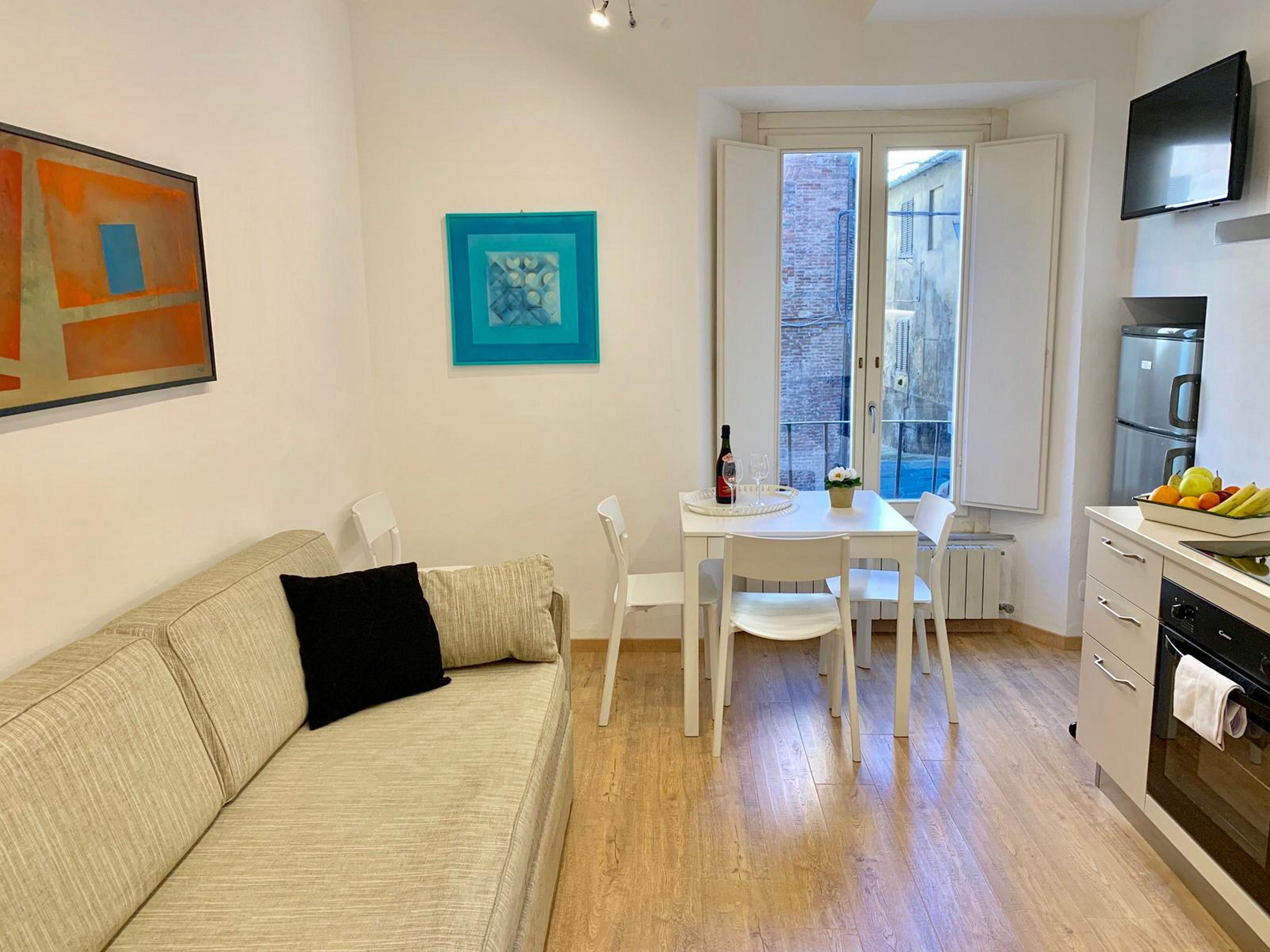 Appartamento Tradizionale, vista cortile | Area soggiorno | TV a schermo piatto 60 pollici con canali premium, Smart TV, Netflix