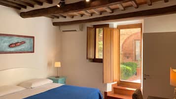 Traditional-Apartment, Blick auf den Innenhof | Zimmerausstattung