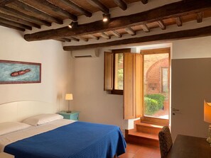 Appartement Tradition, vue cour intérieure | Équipements de la chambre